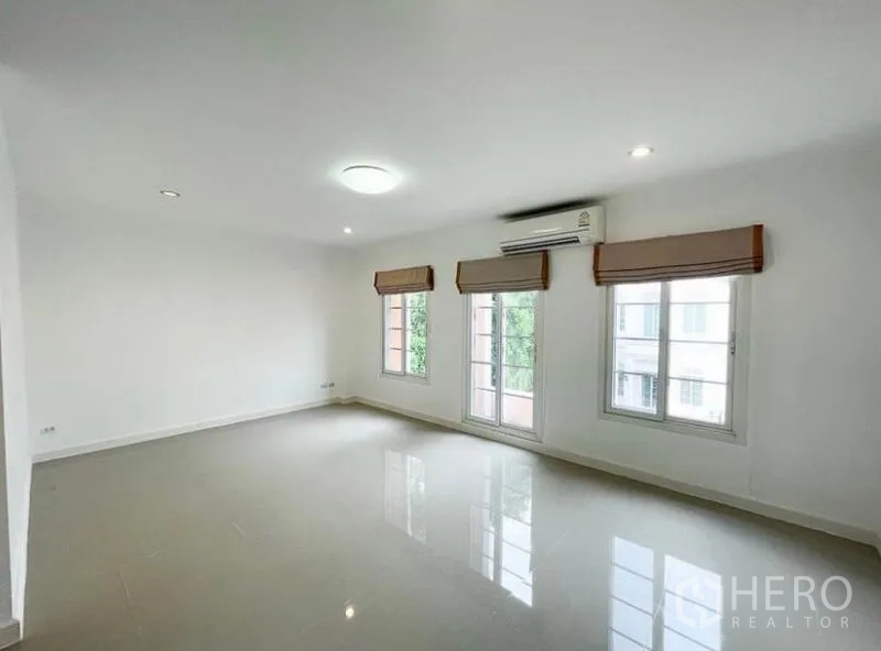 ทาวน์เฮาส์ ให้เช่าในPhasi Charoen, Bangkok - ห้องนอนกว้าง มีเครื่องปรับอากาศและหน้าต่างหลายบาน