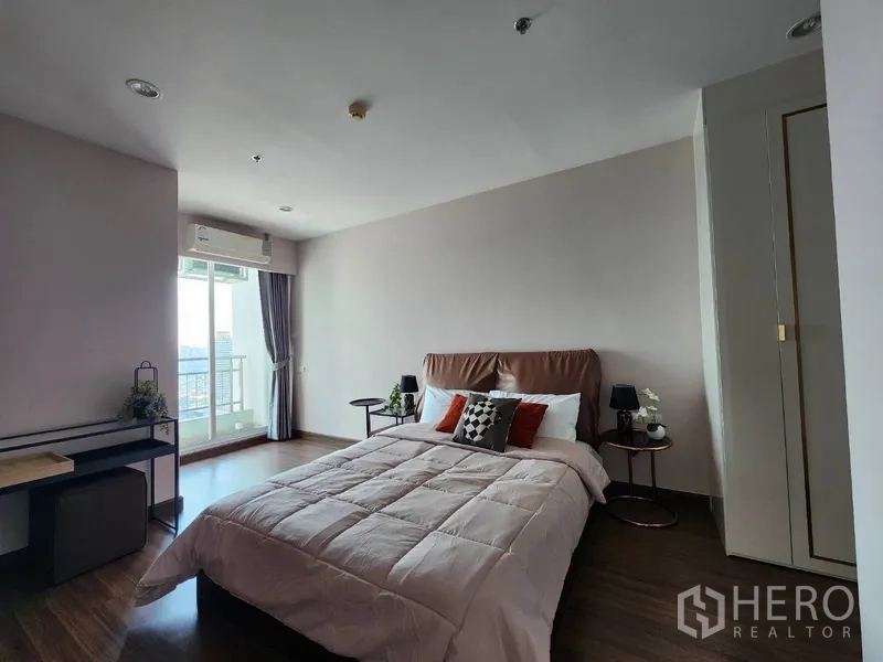 公寓 出租在Yan Nawa, Bangkok - 宽敞卧室，木地板、衣柜，推拉门连通城市景观阳台