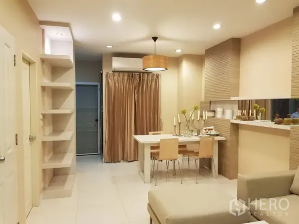 联排别墅 出租在Phra Khanong, Bangkok - 明亮餐区，吊灯、内置搁架与空调