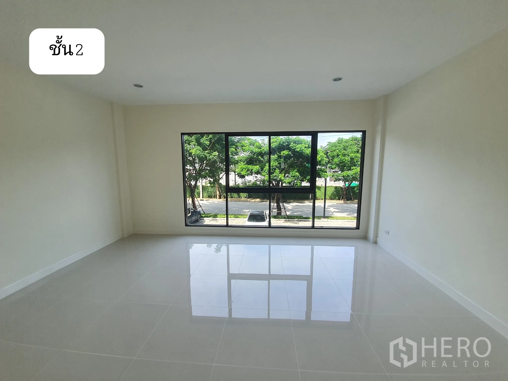带办公室的家 出租或出售在Prawet, Bangkok - 二层工作区，超大观景窗望向行道树，亮面白色地砖。
