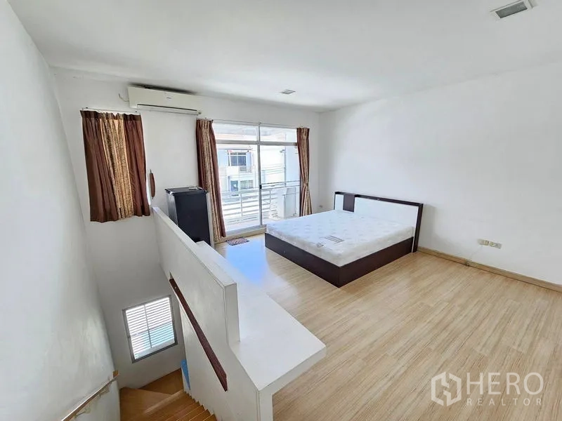 带办公室的家 出租或出售在Suan Luang, Bangkok - 宽敞主卧，落地阳台门与夹层楼梯视野