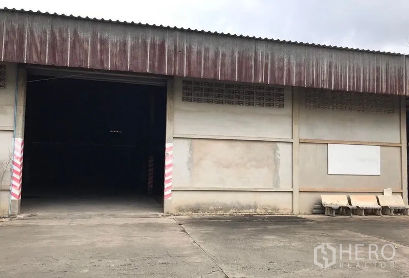 Warehouse for rent in Mueang Nakhon Pathom, Nakhon Pathom - Front loading bay with ventilation blocks above and a broad concrete apron.