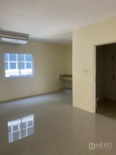 带办公室的家 出租在Yan Nawa, Bangkok - 采光良好的楼层房间，设窗户、空调与台面，旁边为浴室。