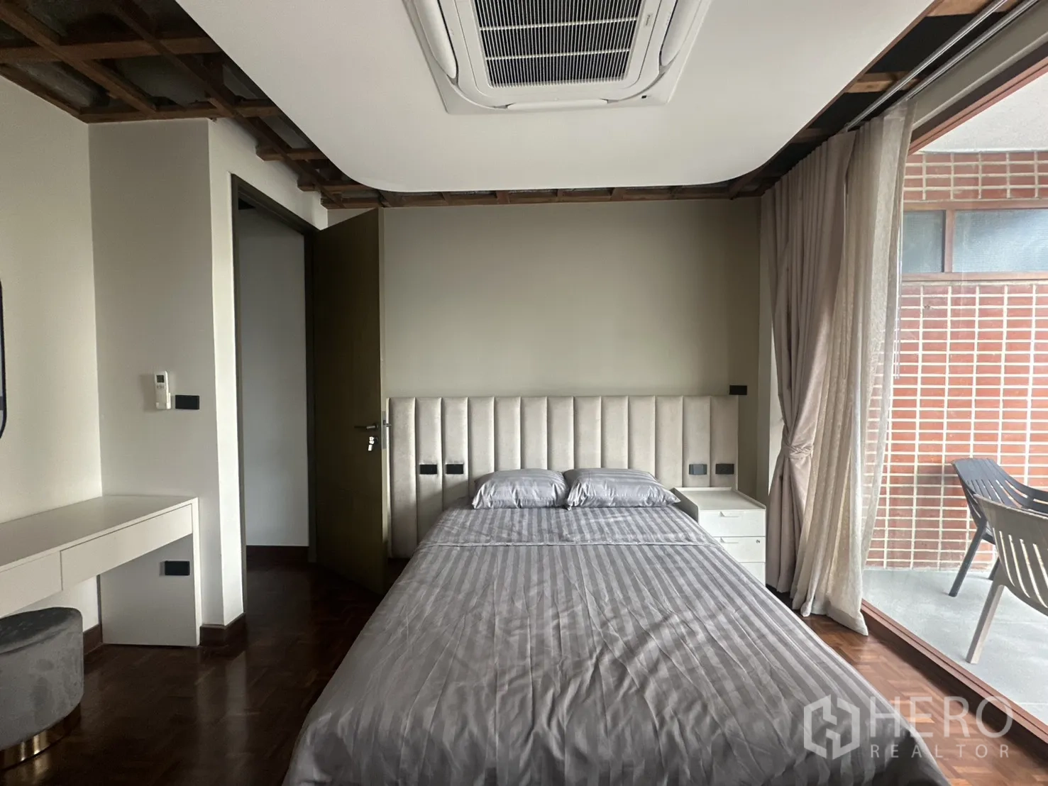 พื้นที่ขายของ for rent in Watthana, Bangkok - มุมห้องนอนมองไปยังระเบียงพร้อมผ้าม่านสูงจรดพื้น.