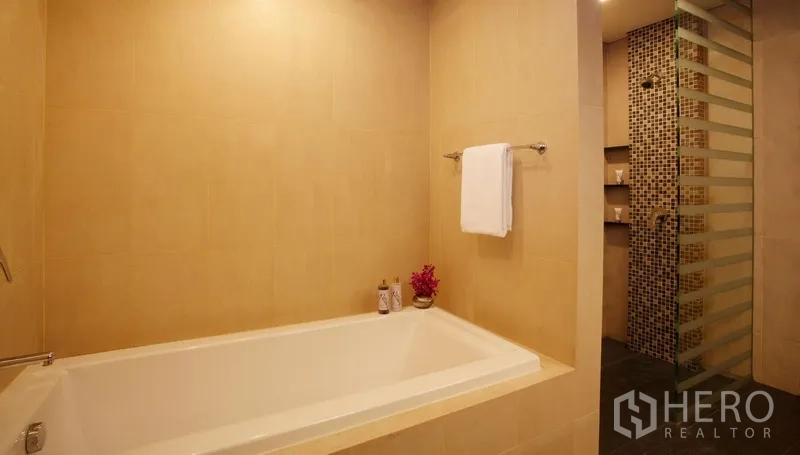 คอนโด ให้เช่าในWatthana, Bangkok - ห้องน้ำสว่าง มีอ่างอาบน้ำขนาดใหญ่ และห้องอาบน้ำกระจก โมเสกแยกส่วน