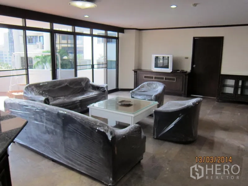 คอนโด ให้เช่าในWatthana, Bangkok - ห้องนั่งเล่นโอเพ่นสเปซ ชุดโซฟาและโต๊ะกลาง หน้าต่างกว้างเชื่อมสู่ระเบียง