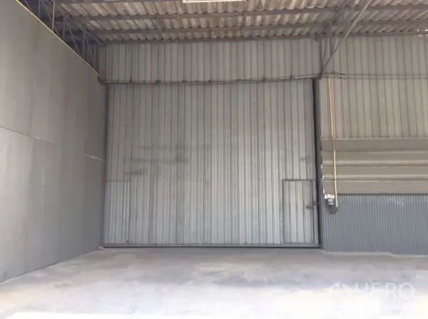 คลังสินค้า ให้เช่าในPrawet, Bangkok - ภายในโกดังพร้อมประตูบานเลื่อนโลหะขนาดใหญ่และพื้นคอนกรีตเรียบ