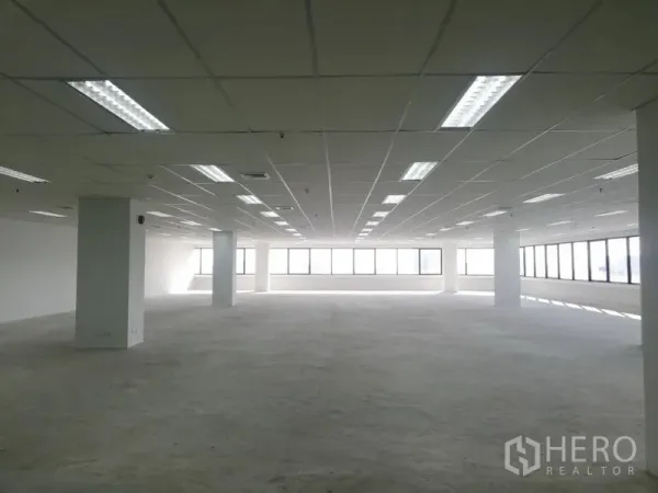 办公空间 出租在Watthana, Bangkok - 超大毛坯办公室空间，长条灯照明与环幕窗户，便于自由布局。