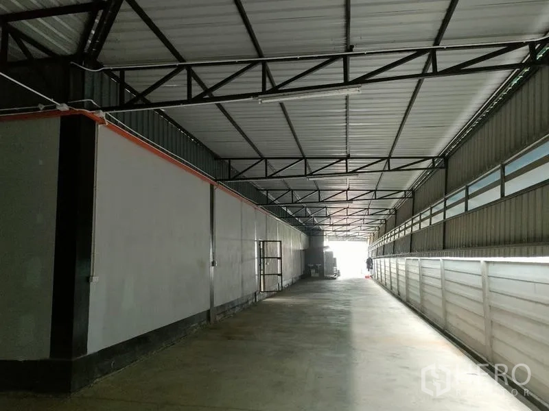 โรงงาน ให้เช่าในBan Phaeo, Samut Sakhon - ช่องโหลดสินค้าคลุมหลังคา สูง โปร่ง รถผ่านได้