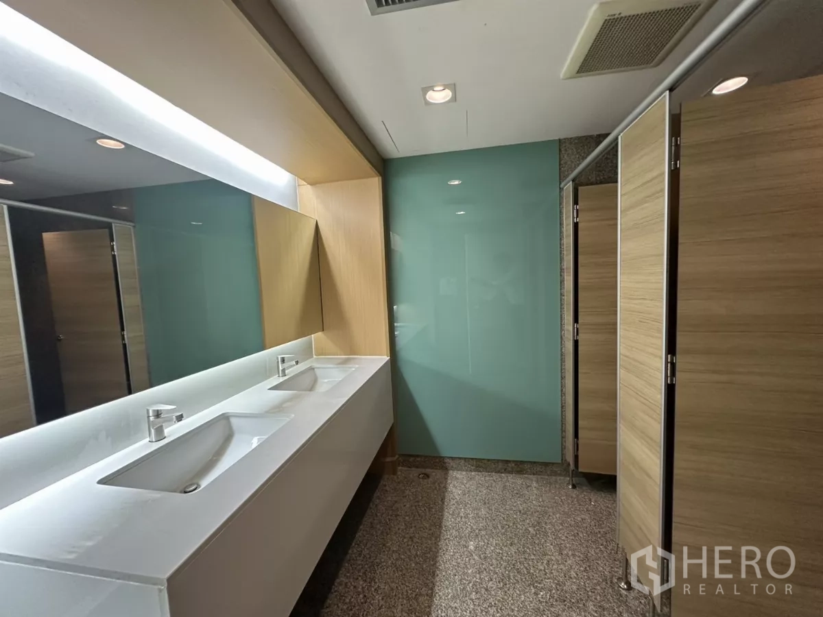 办公空间 出租在Watthana, Bangkok - 现代公卫，双洗手台与木纹隔间。