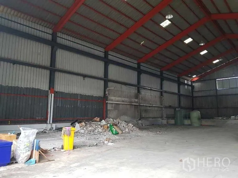 货栈 出租在Thung Khru, Bangkok - 金属墙体与红色钢桁架屋顶，配备室内照明。