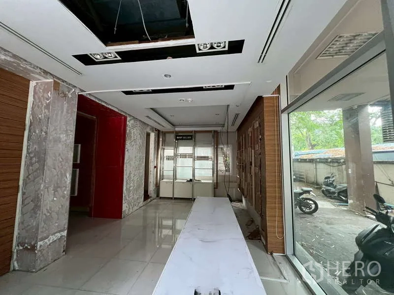 สำนักงาน ให้เช่าในWatthana, Bangkok - โถงทางเดินมีหน้าต่างบานใหญ่ กรุหินอ่อน และฝ้าเปิดช่องงานระบบ