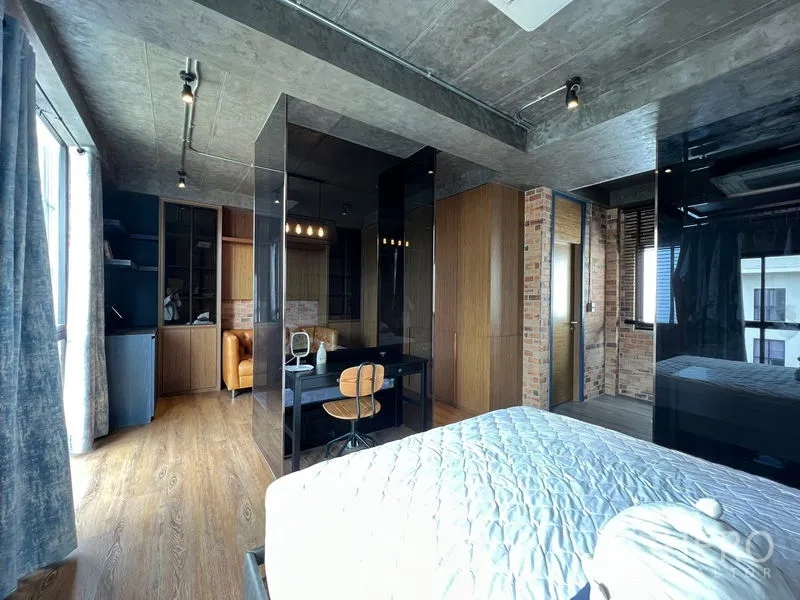 Townhouse for rent in Saphan Sung, Bangkok - Bedroom view toward study nook with glossy partitions and wood built-ins.