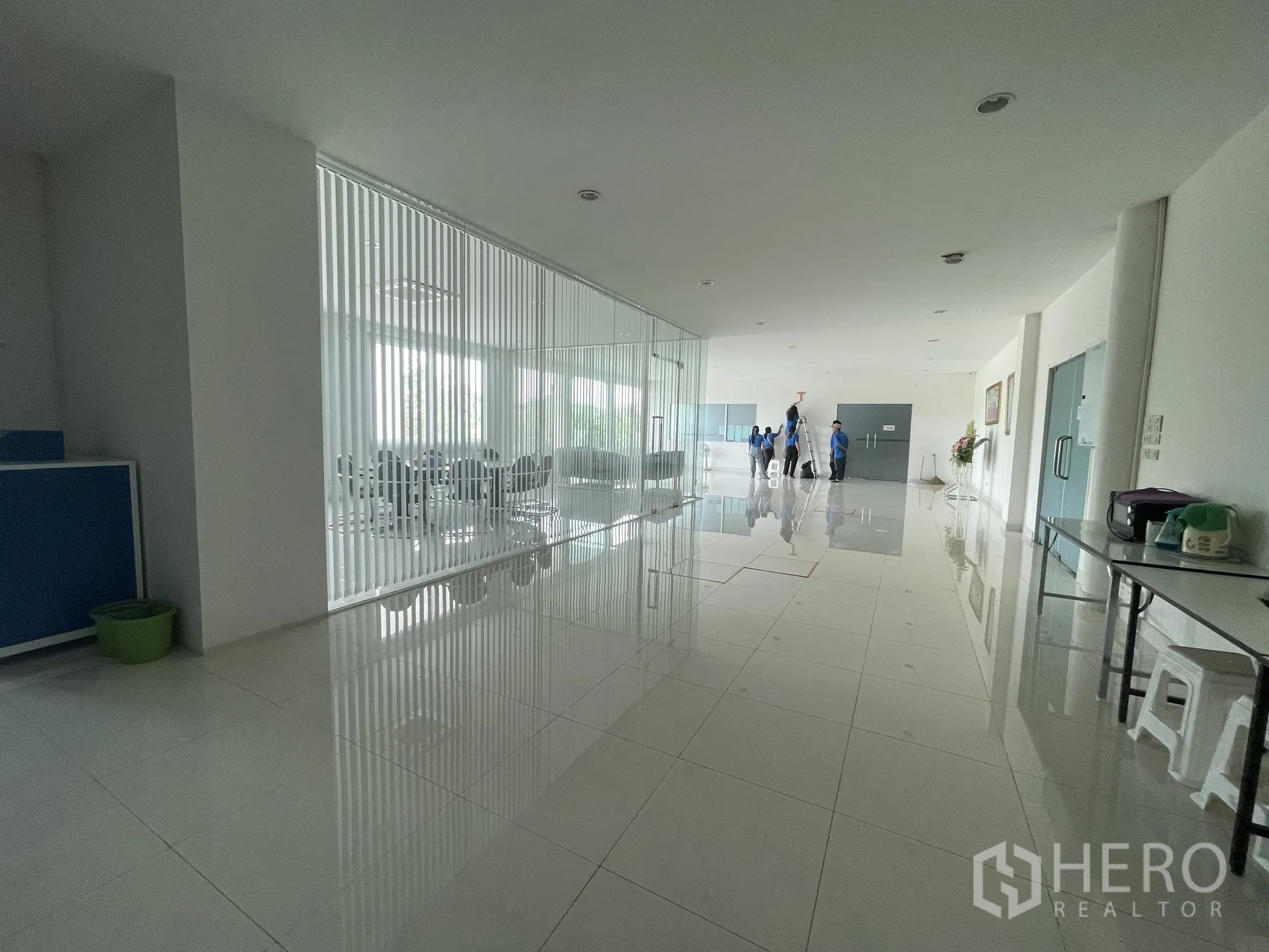 Warehouse for sale in Lat Lum Kaeo, Pathum Thani - Clean corridor with glass partitions and reflective floors next to meeting rooms.