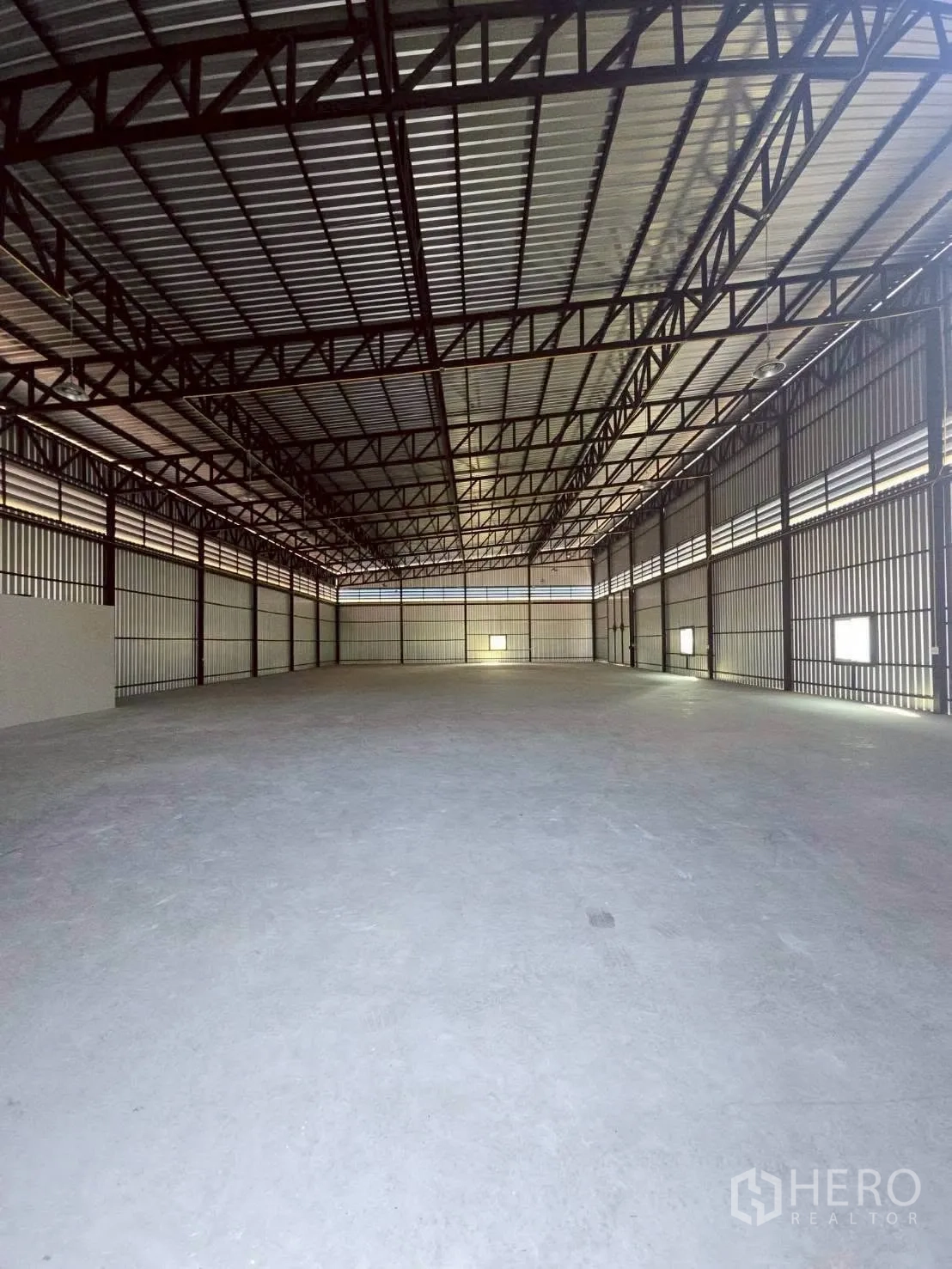 仓库 for rent in Bang Phli, Samut Prakan - 仓库内部可见钢桁架、金属围护与平整混凝土地面。