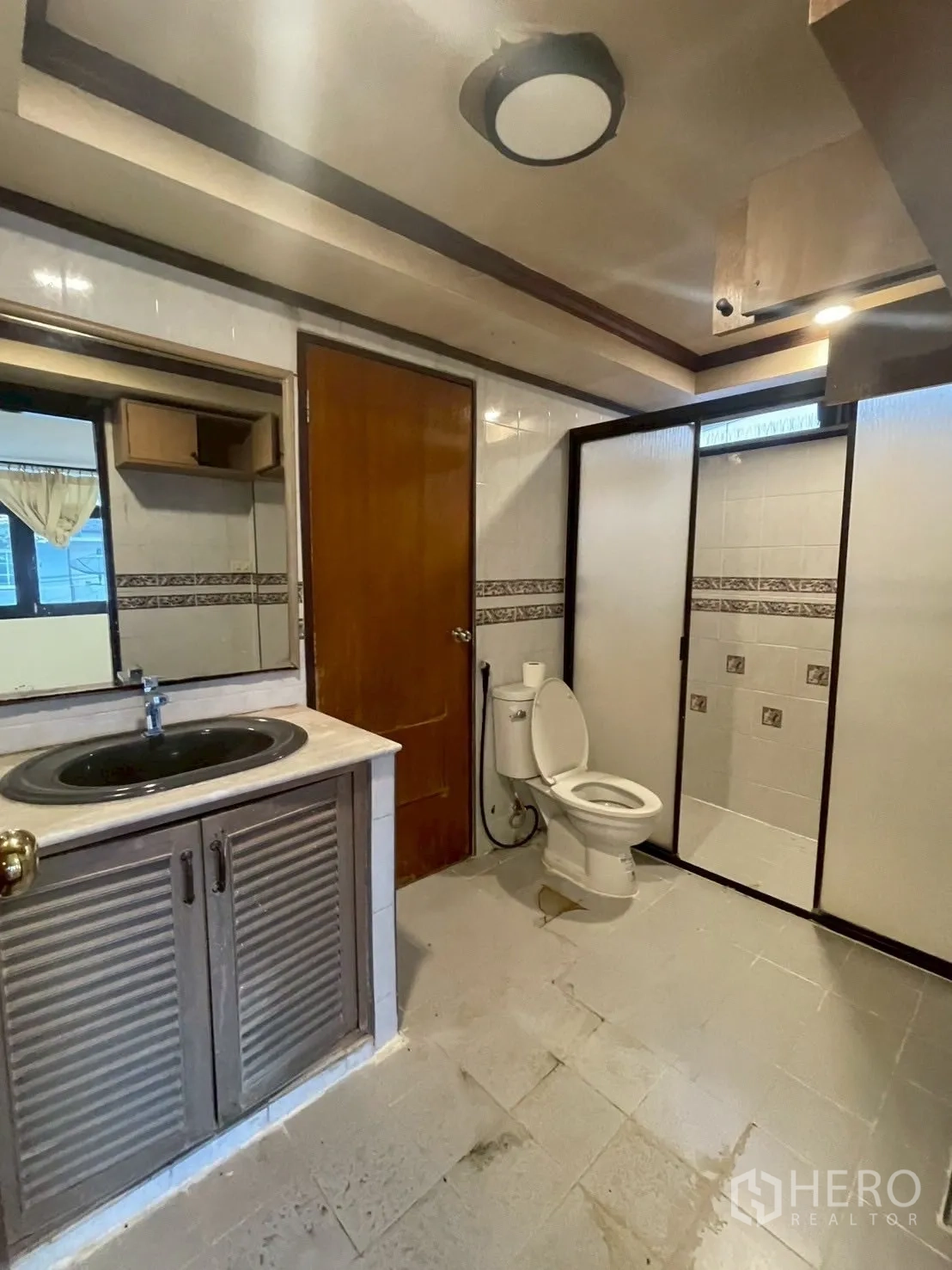 Detached House for rent in Watthana, Bangkok - Spacious bathroom with vanity, mirror, toilet and a separate shower enclosure.