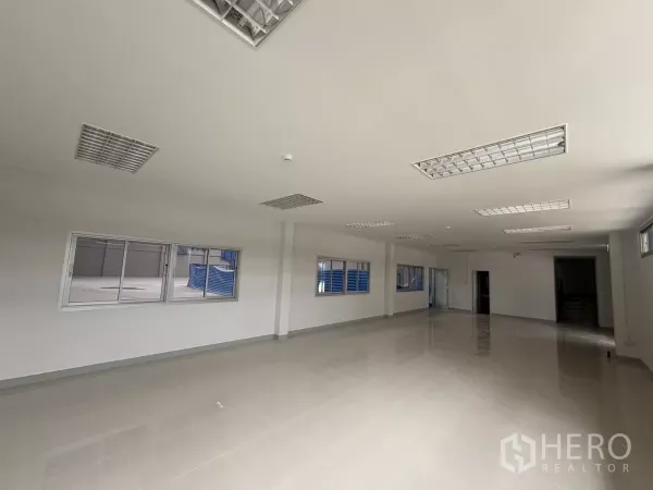 Factory for rent in Bang Phli, Samut Prakan - Bright mezzanine office with tiled flooring, fluorescent lighting, and windows overlooking the warehouse.