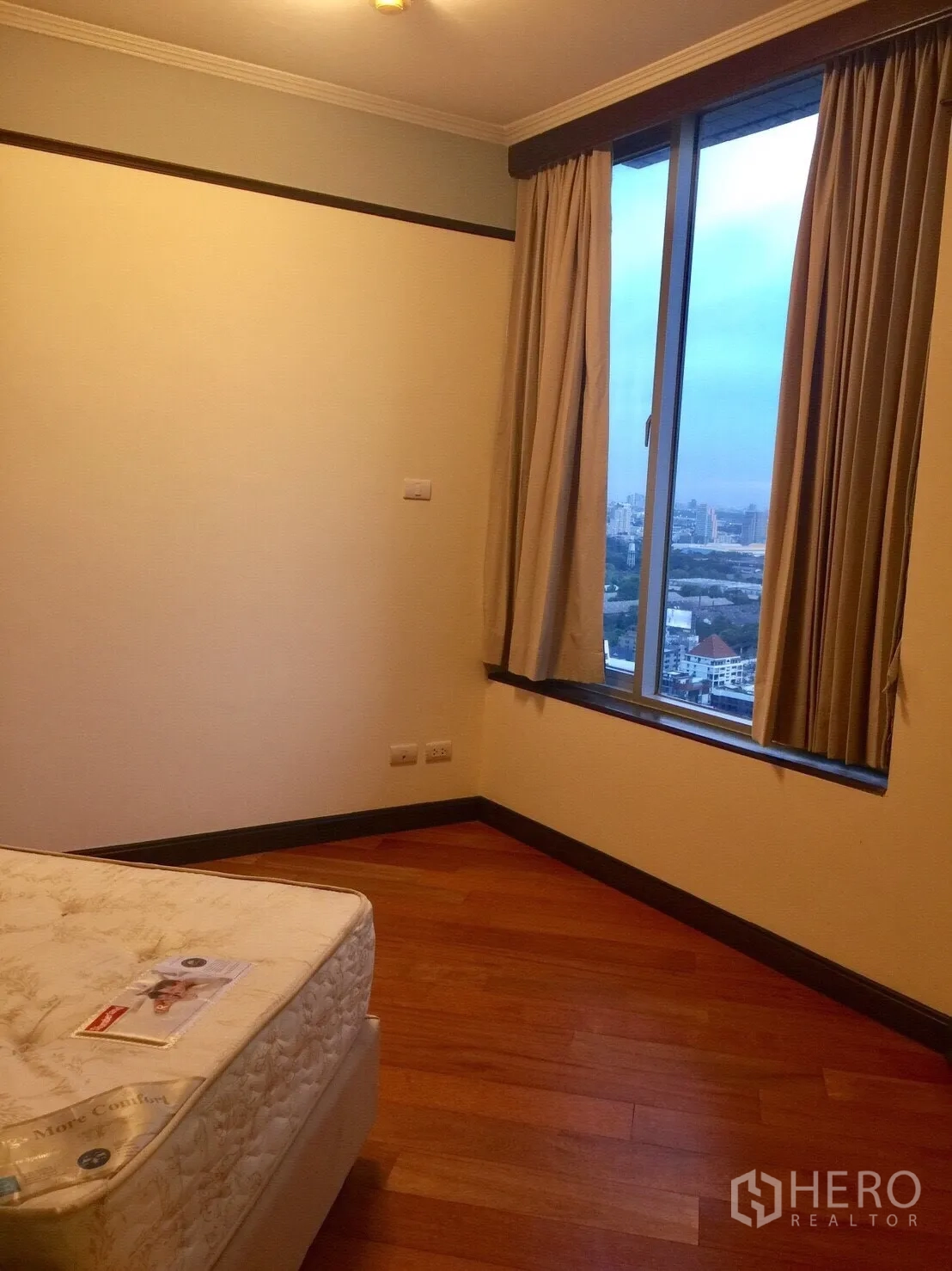 คอนโด ให้เช่าในPathum Wan, Bangkok - ห้องนอนพื้นไม้ หน้าต่างบานใหญ่เห็นวิวเมือง พร้อมที่นอน