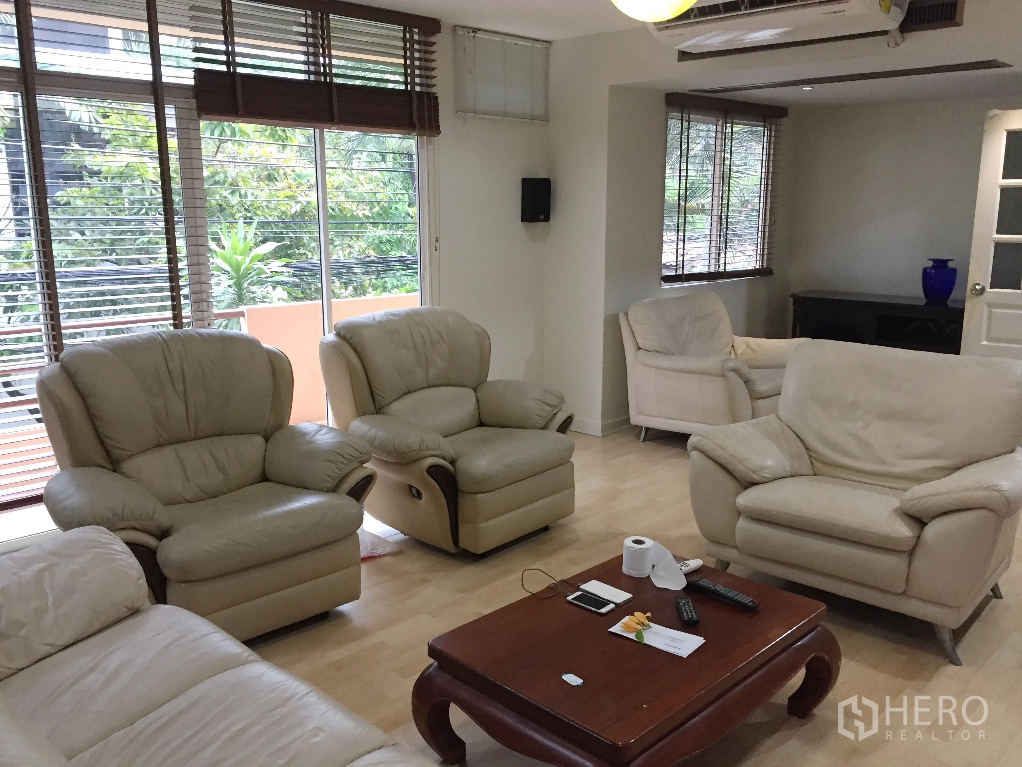 บ้าน ให้เช่าในWatthana, Bangkok - ห้องนั่งเล่นชั้นบน โซฟาหนังสีครีม พื้นไม้ และหน้าต่างบานกว้าง