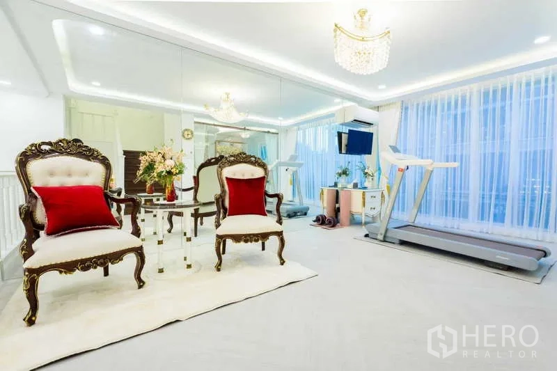 Townhouse for rent in Lat Phrao, Bangkok - Multi-purpose room with treadmill, wall-to-wall mirrors and classic armchairs.