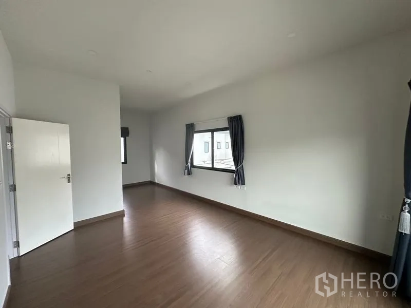 独立式住宅 出售在Khlong Sam Wa, Bangkok - 楼上大卧室，木地板与采光窗