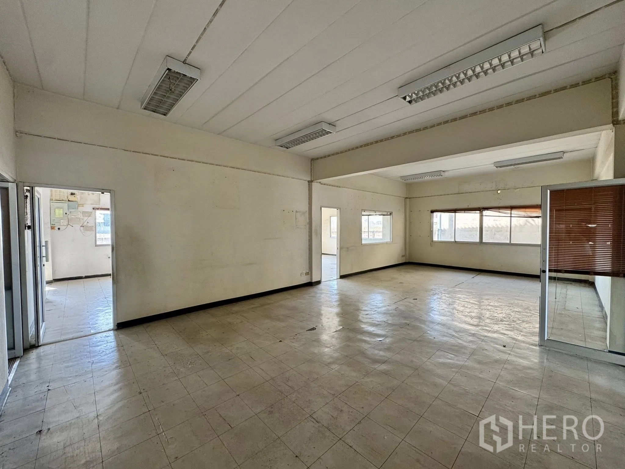 คลังสินค้า for rent in Mueang Samut Sakhon, Samut Sakhon - โถงสำนักงานกว้าง หน้าต่างรอบด้าน ไฟฟลูออเรสเซนต์
