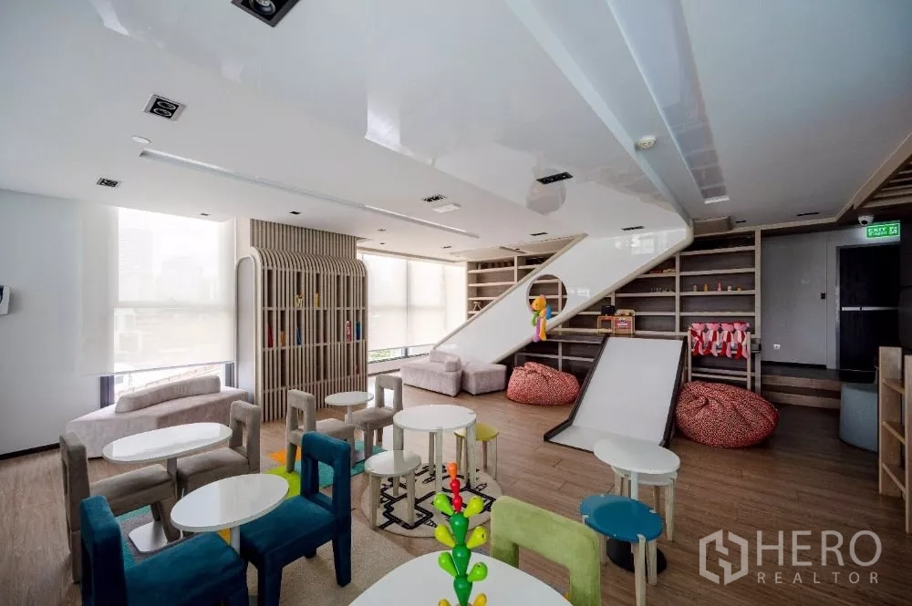 Condominium for rent or sale in Khlong Toei, Bangkok - Fitness center with cardio machines, weights and boxing bags.