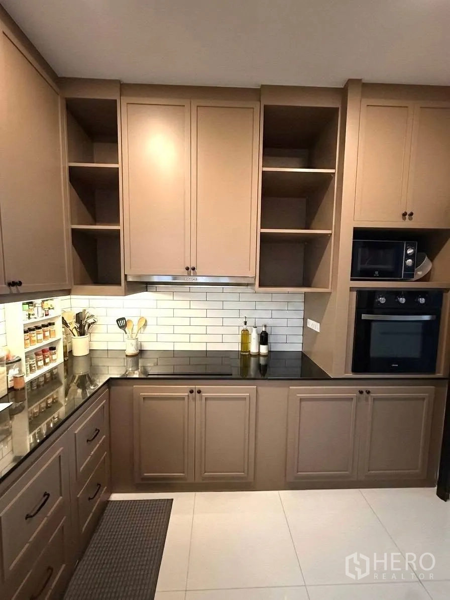 Detached House for rent or sale in Wang Thonglang, Bangkok - Built-in kitchen with shaker cabinets, stone countertops and subway tile backsplash.