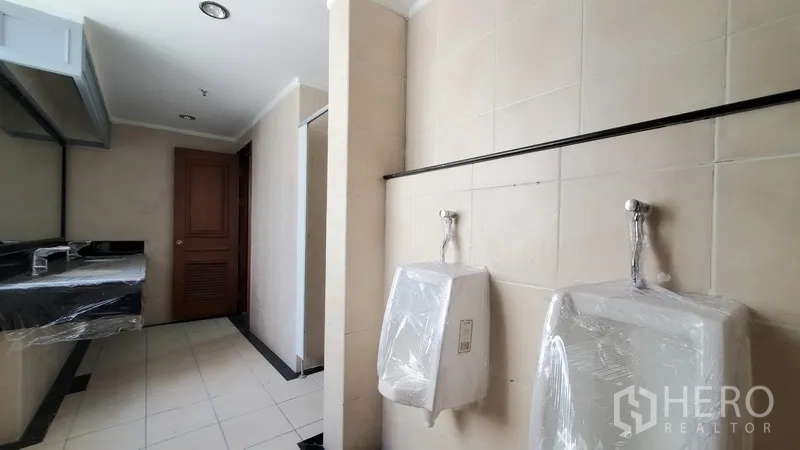 办公空间 出租在Watthana, Bangkok - 男卫，设小便池、独立隔间与米色瓷砖装饰