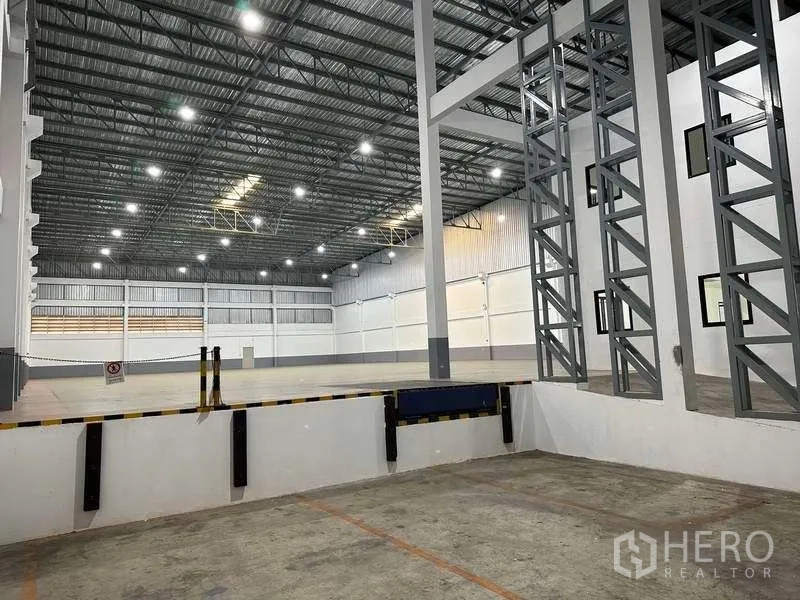 工厂 出租或出售在Bang Phli, Samut Prakan - 带调节板的装卸月台及钢结构立柱，面向主仓库区域。