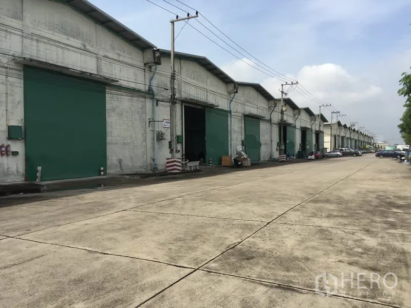 货栈 出租在Khlong Luang, Pathum Thani - 多栋仓库排布，宽阔车道可通行货车