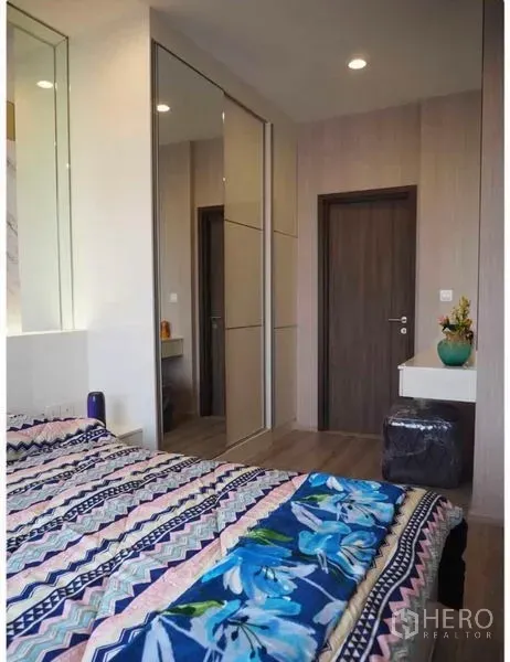 คอนโด ให้เช่าในHuai Khwang, Bangkok - ห้องนอนพร้อมตู้เสื้อผ้าบานกระจกและโต๊ะเครื่องแป้งขนาดกะทัดรัด