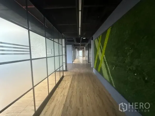 办公空间 出租在Bang Rak, Bangkok - 长走廊，磨砂玻璃与木地板的当代办公环境