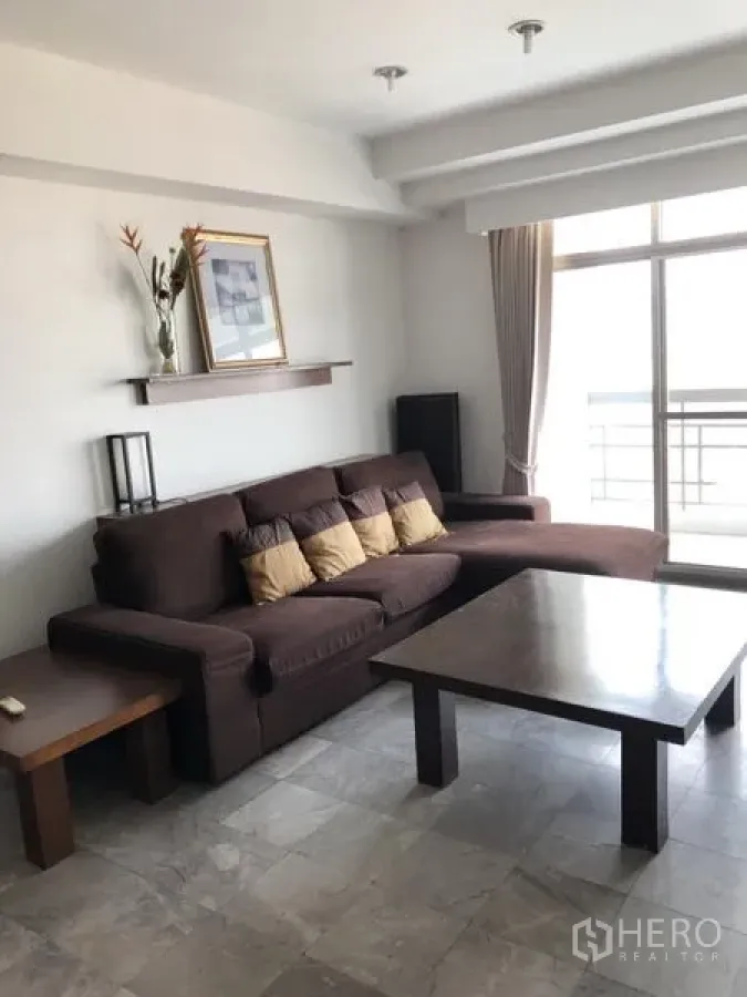 คอนโด ให้เช่าในWatthana, Bangkok - ห้องนั่งเล่นโซฟาเข้ามุม โต๊ะกลาง ประตูกระจกบานเลื่อนออกระเบียง