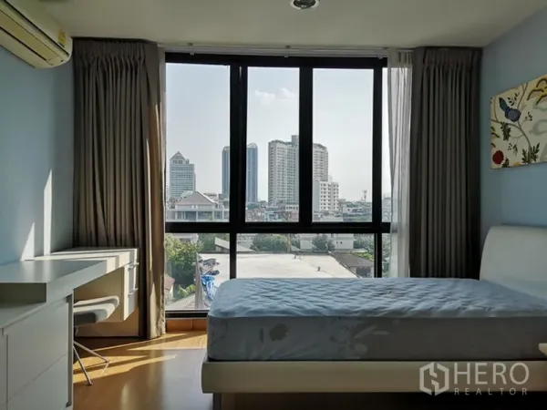 公寓 出售在Watthana, Bangkok - 主卧配大窗与床，遮光窗帘与城市景观