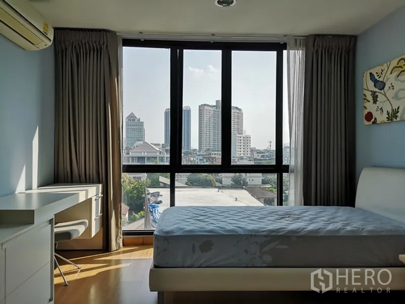 公寓 出售在Watthana, Bangkok - 主卧配大窗与床，遮光窗帘与城市景观