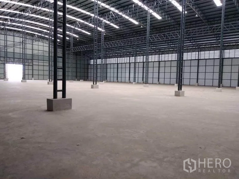 Factory for rent in Mueang Samut Prakan, Samut Prakan - Clear-span industrial hall with multiple steel columns and arched roof lights.