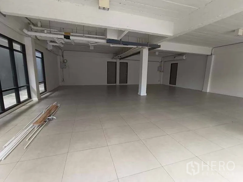 办公空间 出租 - 未配家具的办公空间，布局灵活，瓷砖地面，立柱与双扇出入口。