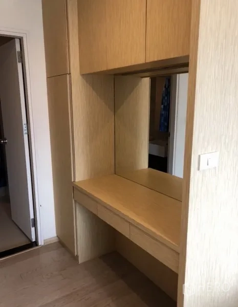 公寓 出租在Khlong Toei, Bangkok - 浅木色内置梳妆台，带镜子与储物柜