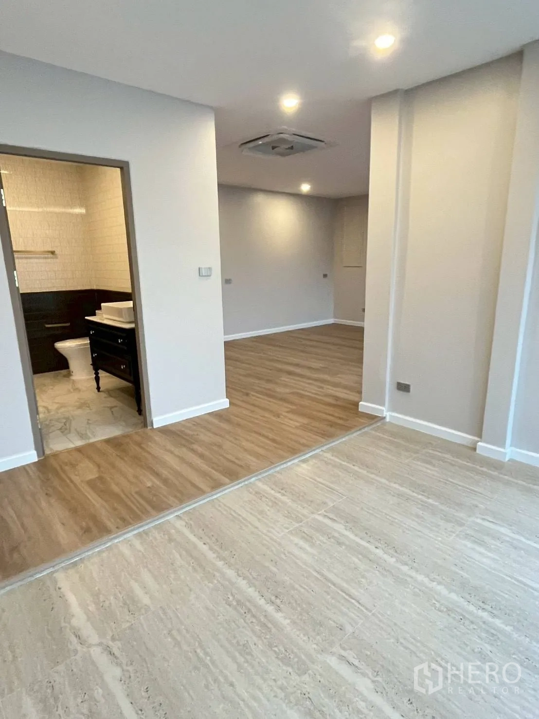 联排别墅 for rent in Khlong Toei, Bangkok - 卧室区域连通套卫，双材质地面与吊顶嵌入式空调。