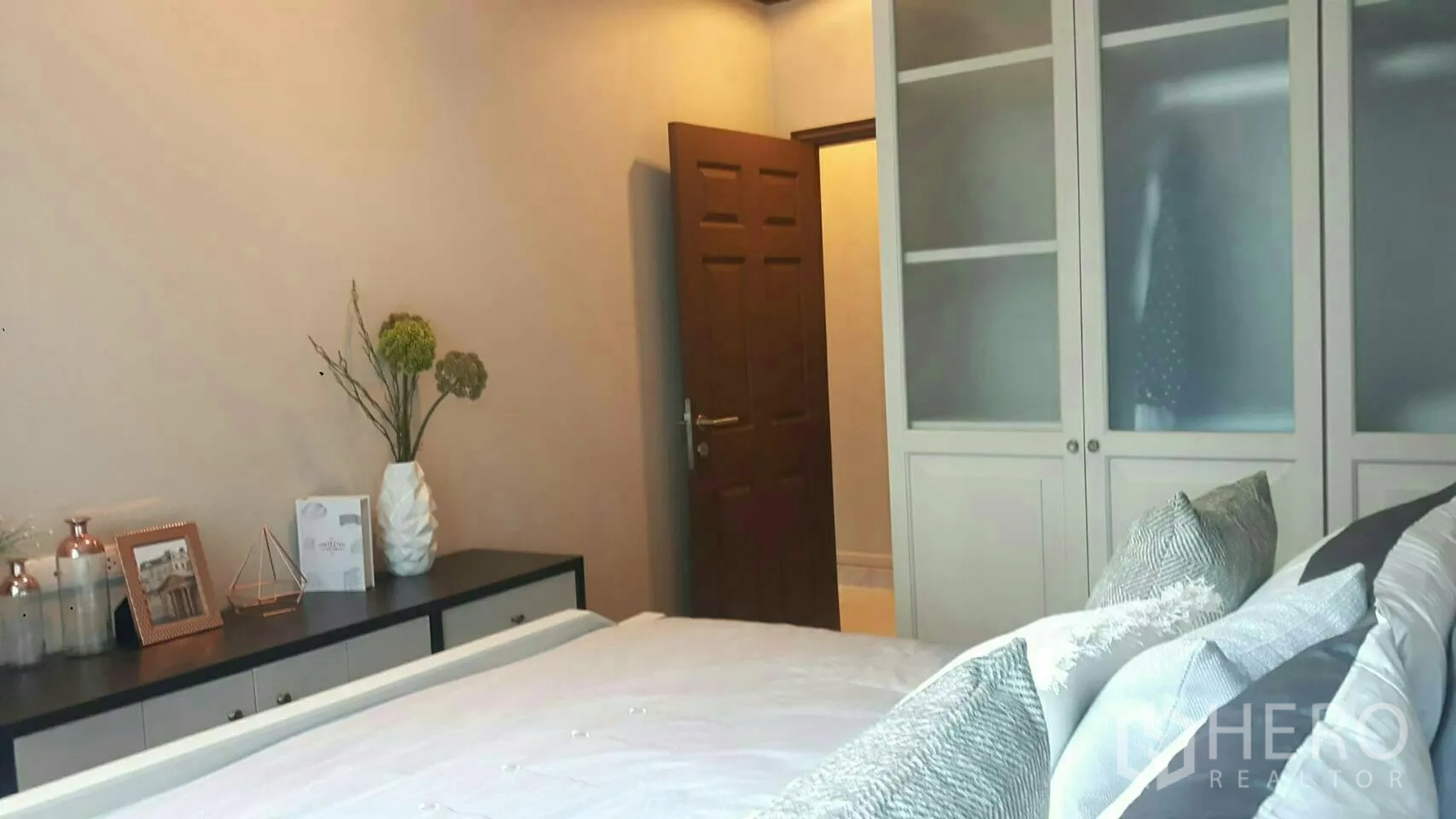 独立式住宅 出租或出售在Prawet, Bangkok - 温馨卧室，配床与内置衣柜，灯光柔和