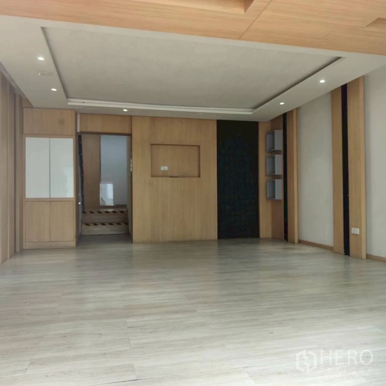 家庭办公室 for rent in Watthana, Bangkok - 开放式空间，浅木地板、特色墙与筒灯。