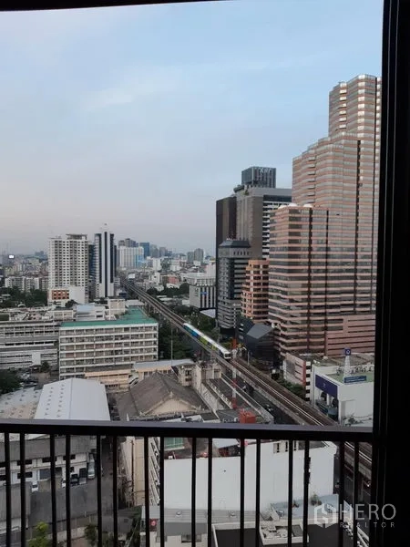 Condominium for rent in Phaya Thai, Bangkok - City view from the balcony overlooking Phaya Thai skyline and the BTS track.