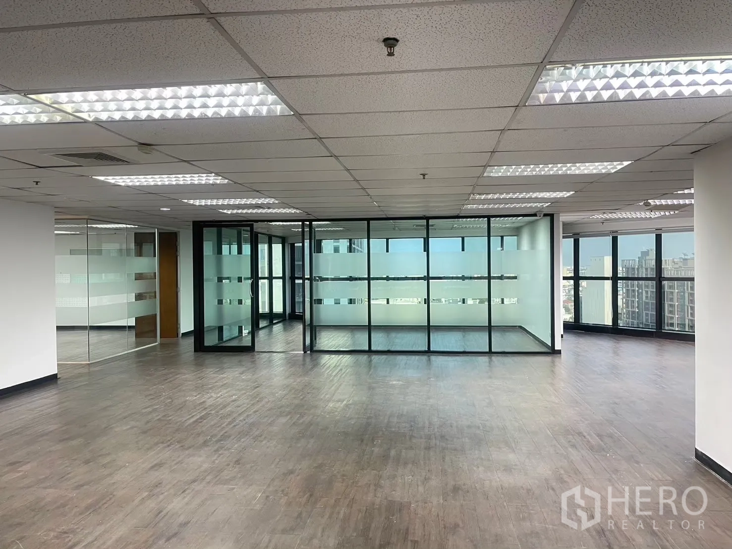 ออฟฟิศ for rent in Watthana, Bangkok - พื้นที่สำนักงานแบบเปิดพร้อมห้องกระจกหลายห้องและหน้าต่างบานกว้างเห็นวิวเมือง