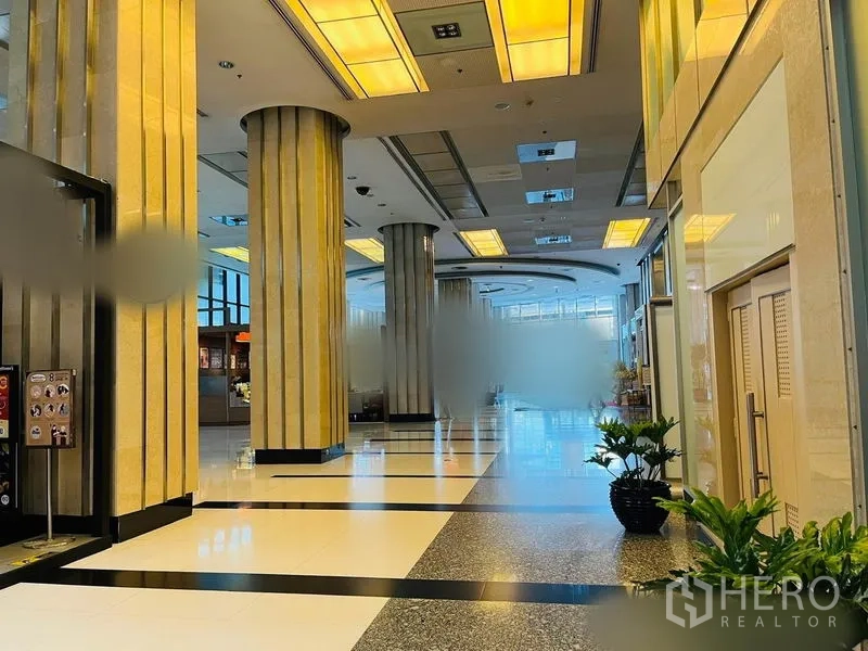 零售空间 出租在Khlong Toei, Bangkok - 宽阔的商业走道，金色立柱、拼花地面与内嵌顶灯