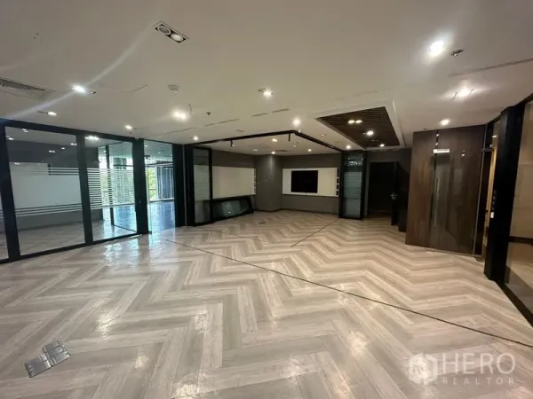 สำนักงาน ให้เช่า - โถงหรือพื้นที่ทำงานกว้าง พื้นก้างปลา ไฟฝ้า และห้องกั้นกระจก