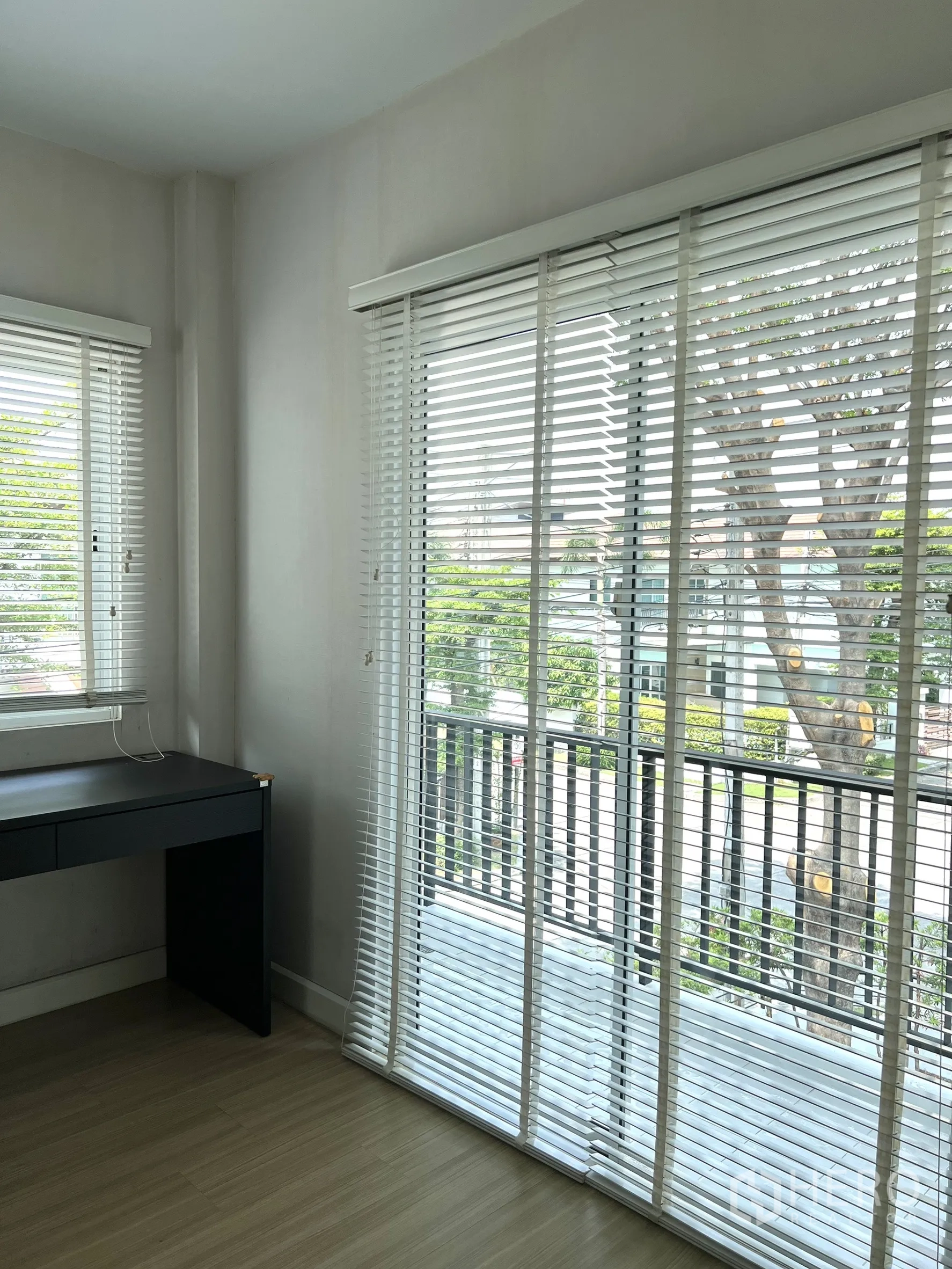 独立式住宅 出租或出售在Saphan Sung, Bangkok - 小书房或第三卧，带书桌与百叶门通阳台。