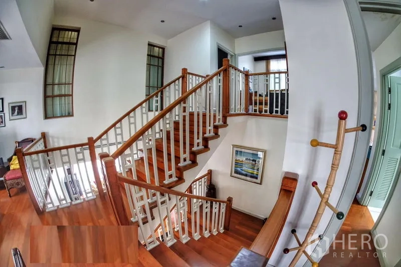 Detached House for rent in Watthana, Bangkok - Bright stair hall with hardwood floors and white balustrade leading to the upper level.