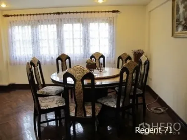 联排别墅 出租在Khlong Toei, Bangkok - 餐厅设圆桌与八把软包椅，窗边配纱帘采光好。