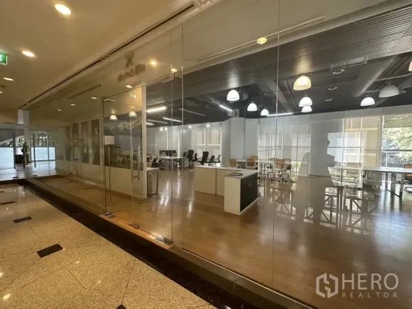 สำนักงาน ให้เช่าในPathum Wan, Bangkok - พื้นที่ทำงานโอเพนสเปซ มองจากทางเดินผ่านผนังกระจกเต็มบาน